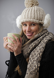 喝咖啡或茶的美丽的年轻女孩快乐早餐喜悦微笑羊毛咖啡围巾饮料可可衣服图片