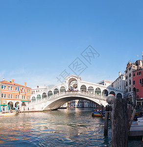 位于意大利威尼斯的Rialto桥天空游客血管运河建筑学航海历史旅行缆车城市图片