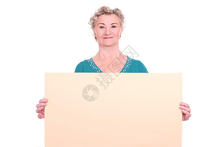 亲吻奶奶 手拿着埃米蒂海报白发展示广告牌老年营销女士广告卡片女性快乐背景图片