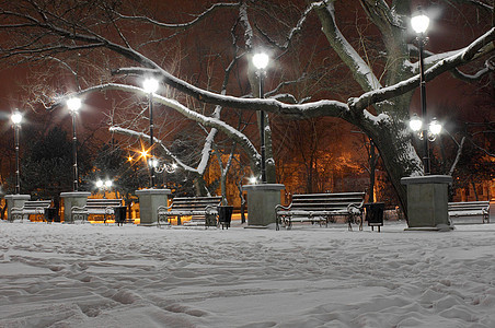 冬季夜间公园城市风景建筑树木街道灯笼长椅路灯图片