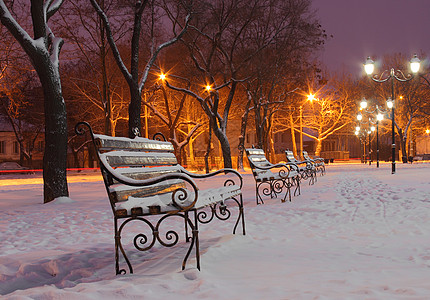 夜间公园建筑长椅风景城市树木街道灯笼路灯图片