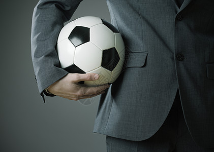拿着足球球的优才商务人士运动男人商务商业年轻人人类人士图片