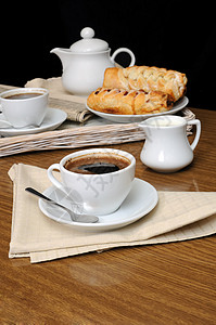 一杯黑咖啡 一个奶工和一盘糕点牛奶蛋糕杯子酿造勺子飞碟香料餐饮托盘桌子图片