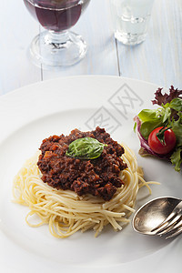 配肉酱和烤肉的意大利面草本植物玻璃肉汁叶子美食盘子午餐糖类面条食物图片