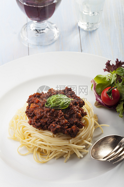 配肉酱和烤肉的意大利面草本植物玻璃肉汁叶子美食盘子午餐糖类面条食物图片