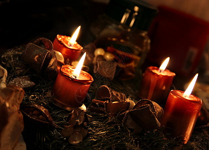 失业金圣诞花圈桌子坚果丝带橙子棕色蜡烛装饰魔法风格金子背景