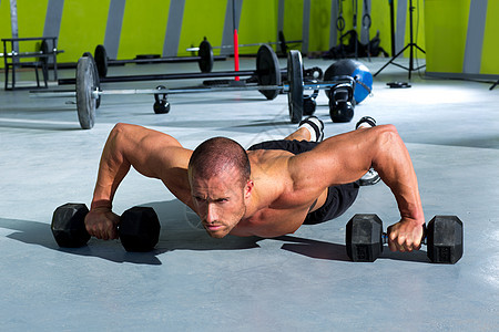 Gym男子助推力 与哑铃一起的助推练习俯卧撑运动肌肉俱乐部讲师健美训练杠铃运动员男性图片