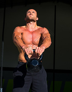 滚动运动重量杠铃力量培训师锻炼男性专注哑铃闲暇运动员图片