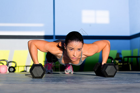 Gym 女性助推力和哑铃助推培训师运动员讲师专注身体力量重量运动女孩健身房图片