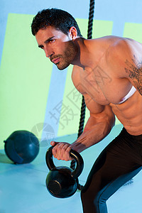 交叉人手举起电铃锻炼练习爱好培训师体操辅导训练举重专注肌肉身体男性图片