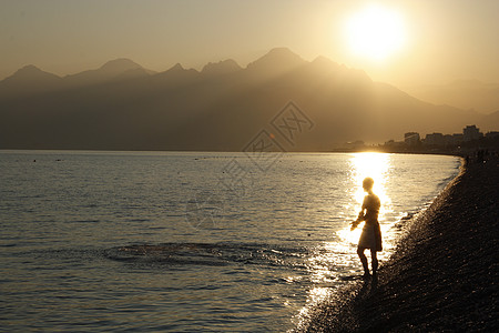 阳光照耀的年轻人要游泳了图片