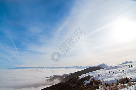 迷幻的风景 云雾中的山峰 蓝云天空图片