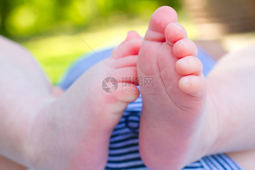 婴儿脚男生脚趾儿子白色孩子新生高清图片下载-正版图片321524994-摄图网