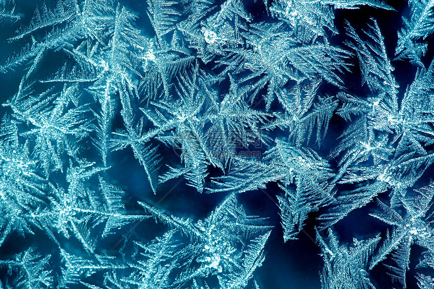 霜天气磨砂冻结蓝色窗户雪花雾凇玻璃宏观霜花图片