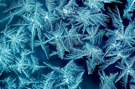 霜天气磨砂冻结蓝色窗户雪花雾凇玻璃宏观霜花图片