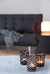 用灰色沙发装饰客厅的茶灯图片