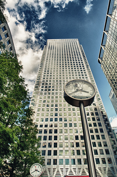 伦敦的加那利码头金融区大楼办公室玻璃港区蓝色小狗天空建筑窗户首都景观图片