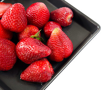 新鲜草莓甜点水果红色盘子食物黑色白色图片