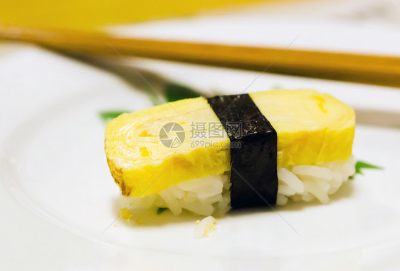 玉木寿司玉子寿司黄色海藻白色食物图片