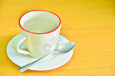 热水玻璃黑色杯子黄色餐具绿色茶壶叶子茶包煮沸图片