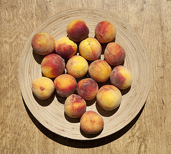 在盘子上提取桃子橙子团体食物圆圈季节饮食季节性木头果汁黄色图片