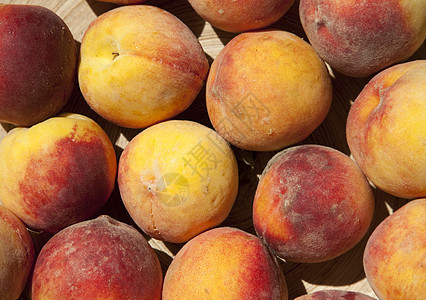 在盘子上提取桃子食物果汁水果季节性木头圆圈黄色橙子市场竹子图片