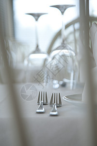 服务餐桌午餐奢华器皿桌布白色餐巾餐厅派对盘子装饰图片