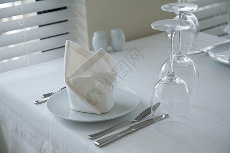 服务餐桌玻璃白色用具餐巾桌布环境桌子餐厅盘子派对图片