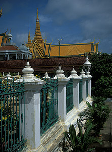 柬埔寨王朝邮政尖塔皇家金子奢华蓝色旅行天空佛教徒栅栏图片