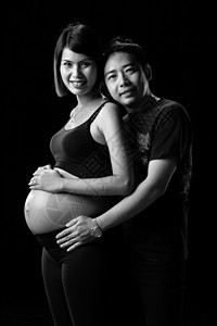 年轻年青的少龄夫妇父母家庭医师子宫怀孕产妇孩子婴儿女性父亲图片