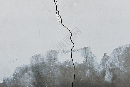 白漆水泥墙上的碎裂板土地花岗岩岩石地平线帆布天空技术航班大理石建筑学图片