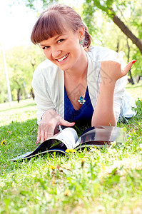 夏季公园一位美丽女子的肖像乐趣草地女孩场地假期女士生活享受蓝色自由图片