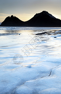 冰岛冷冻海岸海滩旅行海岸线荒野风景火山海洋蓝色天空假期图片