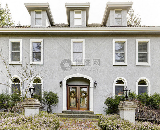 大灰色古典房子的家门外 有很多狭窄的窗户建筑学棕色住宅白色建筑财产人行道天空木头石头图片
