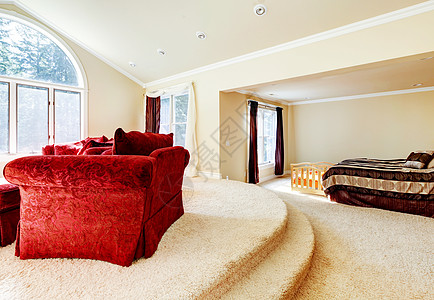 有红色沙发和米色调的大明房图片