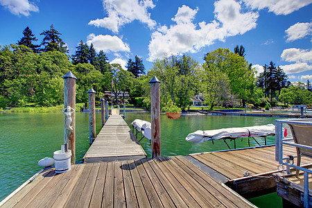 湖边有长木头码头和私人聚会木筏住宅奢华房地产蓝色派对图片