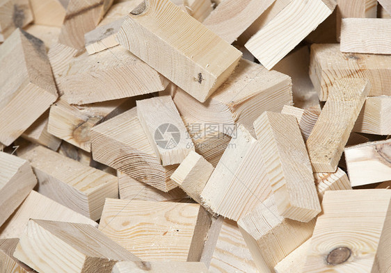 松木剪柴的堆积贮存仓库环境链锯主食机械松树林业插条木头图片