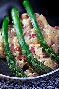 绿藻类和炒蛋早餐熏肉火腿毛巾抹布蔬菜烹饪平底锅图片