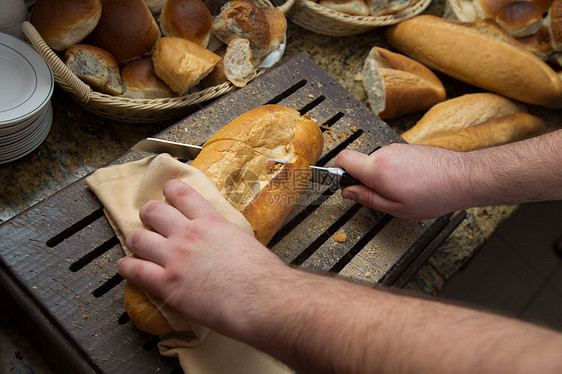 切面包条面包小麦水平棕色食物男人面包师美食餐厅木头图片
