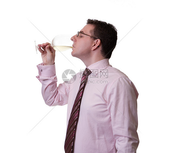 男人在喝白葡萄酒人士贮存鼻子测试饮料酒精酒厂仓库酿酒师管理人员图片