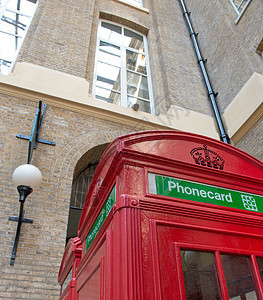 在经典伦敦街上的红色电话布斯旅游盒子历史性城市民众首都文化景观街道讲话图片