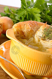 巴黎洋葱汤味道起动机营养用餐美食洋葱蔬菜干杯午餐面包图片