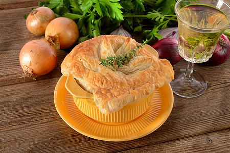 巴黎洋葱汤用餐蔬菜起动机盘子干杯美食营养烹饪草药餐巾图片