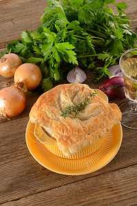 巴黎洋葱汤洋葱百里香草药烹饪用餐干杯面包午餐营养食物图片