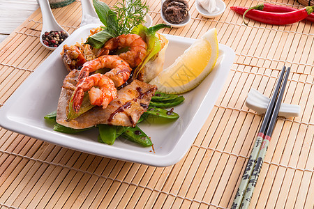 带鱼和蔬菜的虾虾午餐烹饪寿司小吃文化餐厅饮食柠檬盘子美食图片