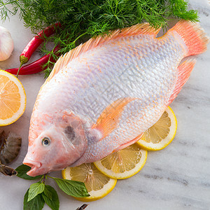 尼罗河蒂拉皮亚鱼钓鱼营养海鲜厨房眼睛盘子食物工具宏观饮食图片