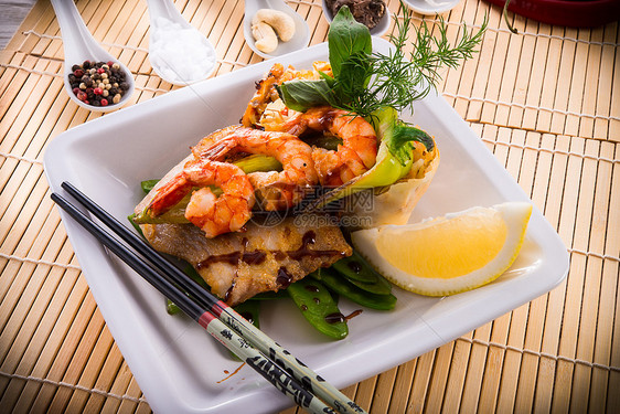 带鱼和蔬菜的虾虾饮食餐厅小吃柠檬寿司厨房午餐文化盘子油炸图片