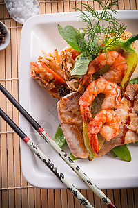 带鱼和蔬菜的虾虾烹饪油炸饮食午餐洋葱美食食物盘子小吃文化图片