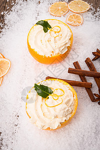 奶油  橙子  肉桂配料假期油炸甜点冰淇淋勺子漩涡育肥盘子食物图片