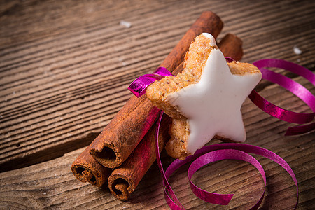 肉桂棒和圣诞蛋糕香草肉桂胡椒星星洋葱烘烤丝带小吃糖果饼干图片